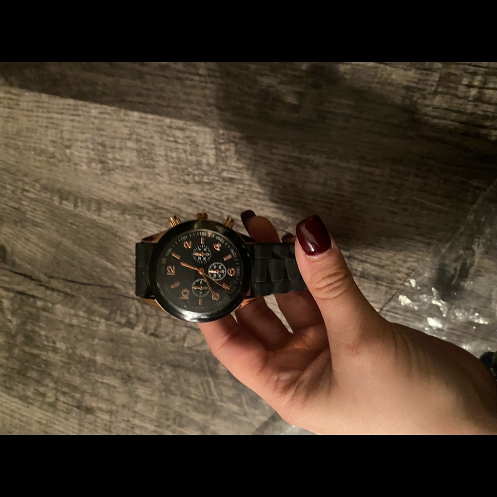 Watch🌻 - Picture 3 of 3